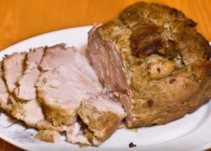 El cerdo hervido más tierno en el horno: cocinamos según una receta paso a paso con una foto.