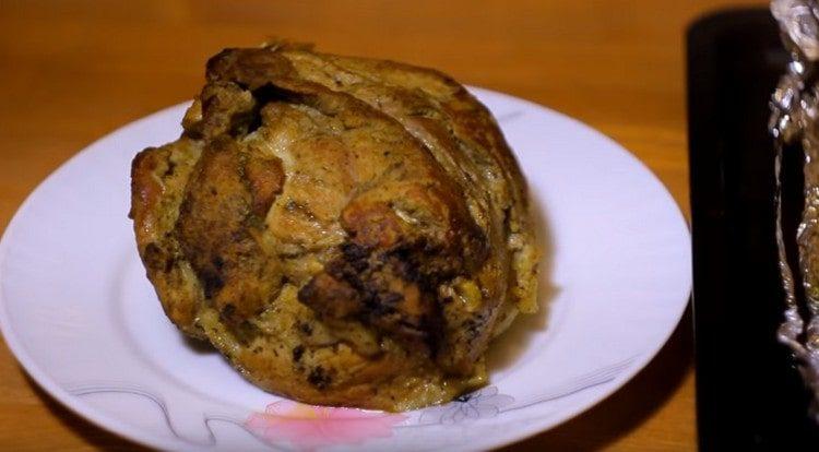 Tal carne de cerdo hervida en el horno en casa resultará mucho más sabrosa que la comprada.