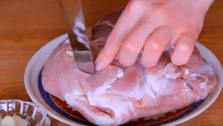Con un cuchillo hacemos cortes superficiales en la carne.