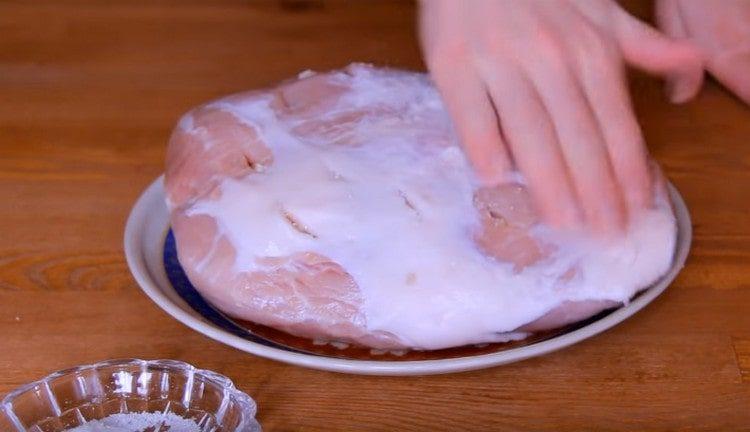 Frottez la viande avec du sel.