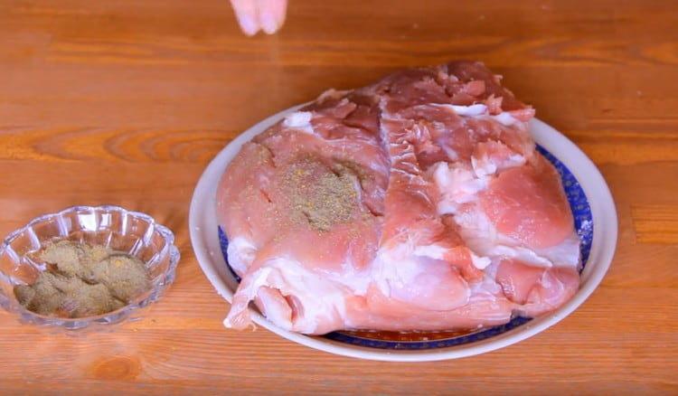 Saupoudrer la viande avec un mélange de poivre et de curcuma.