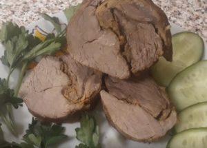 Carne de cerdo jugosa y fragante: cocinada según la receta con una foto.
