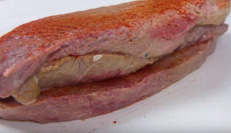 Saupoudrer chaque morceau de viande avec du paprika.