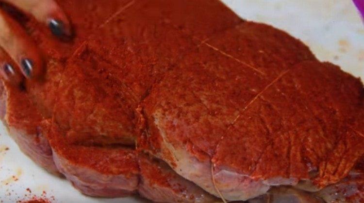 mettre les morceaux de viande les uns sur les autres, lier avec de la ficelle, saupoudrer de paprika.