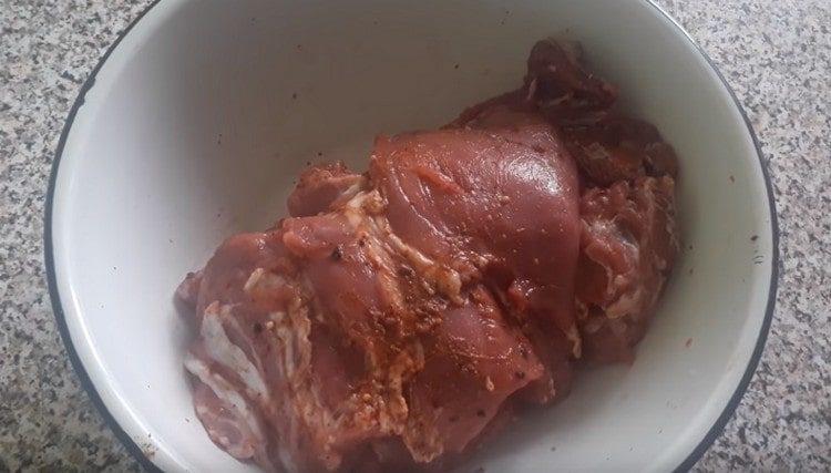 Espolvorea la carne con una mezcla de pimientos.