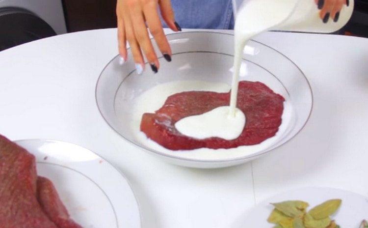 Pour the meat with kefir.