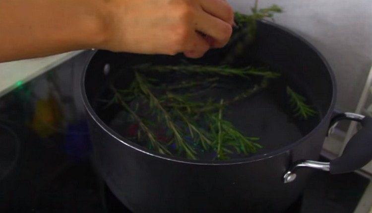 Prepare la marinada: agregue el romero al agua hirviendo.