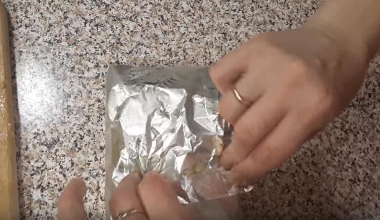 Coloque la carne en una hoja de papel de aluminio y envuélvala bien.