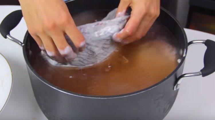 Mettez les morceaux de viande dans la marinade.