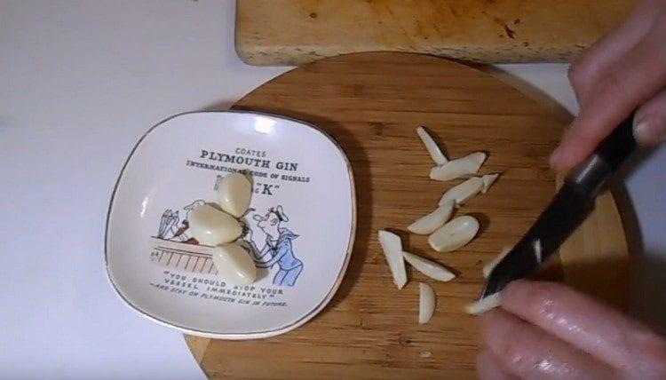 Chop the garlic into small pieces.