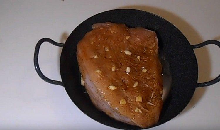 We spread the prepared fillet in a baking dish and put in the oven.