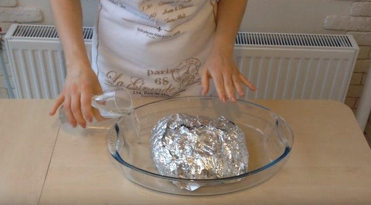 We put the meat in a baking dish, add a glass of water there.