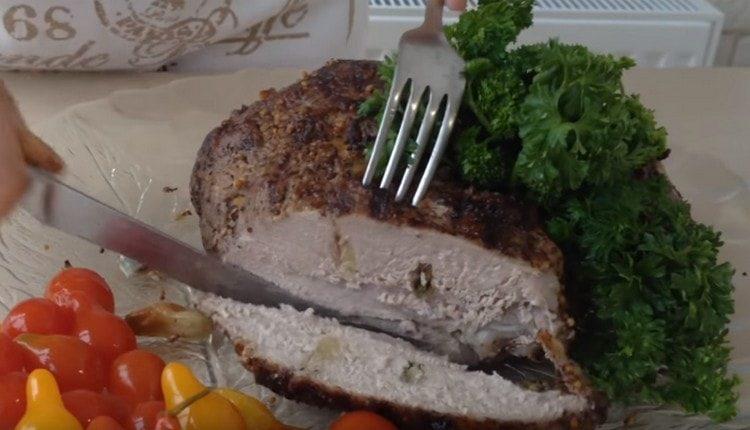 Selon cette recette, le porc bouilli est juteux et tendre.