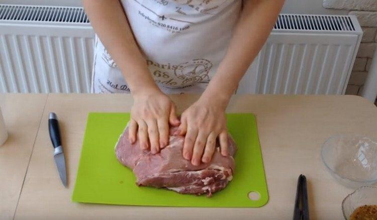 Lavamos un trozo de carne de cerdo, lo secamos con toallas de papel.