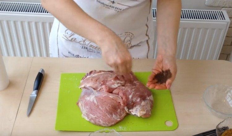 frotter la viande avec du sel et du poivre.
