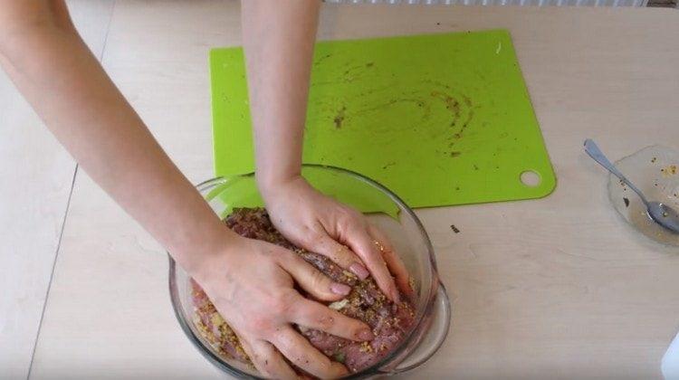 Ponemos la carne en un recipiente hondo y dejamos marinar.