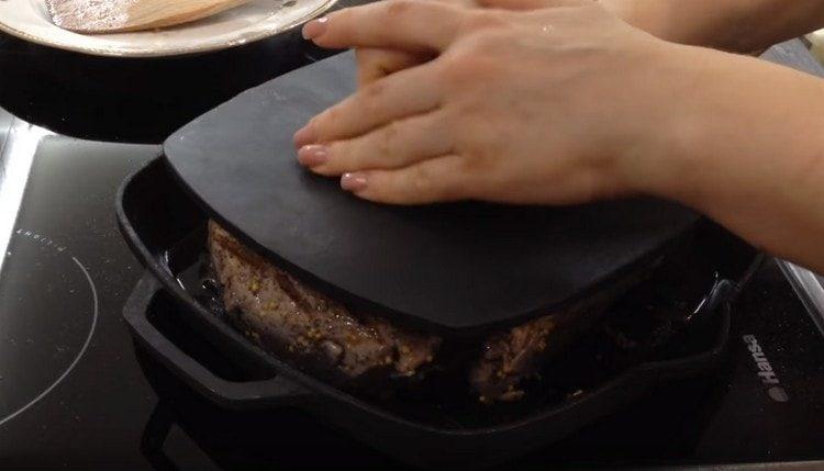 First, fry the future boiled pork on both sides in a pan.