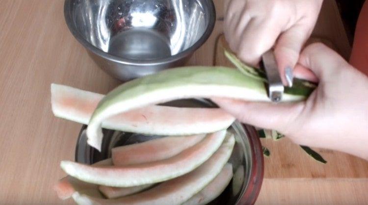 Od lubenice ogulimo odrezati koru i ostatke pulpe.