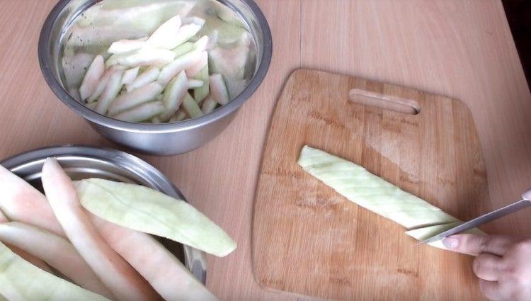 couper les pelures de pastèque en petits morceaux.
