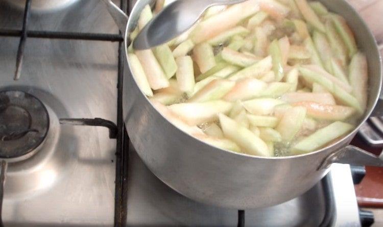U kipućem sirupu razmažite korice lubenice oprane od sode.