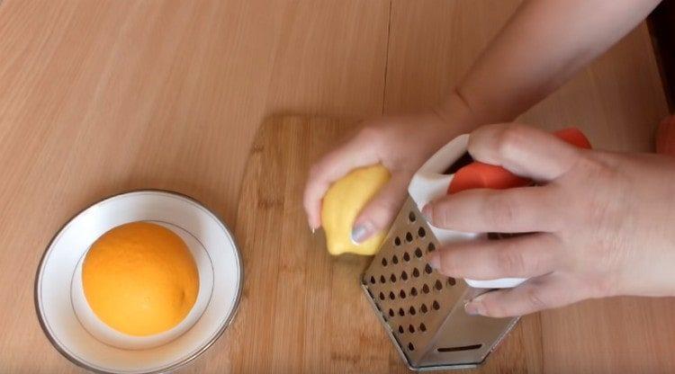 Râpez le zeste d'orange et de citron.