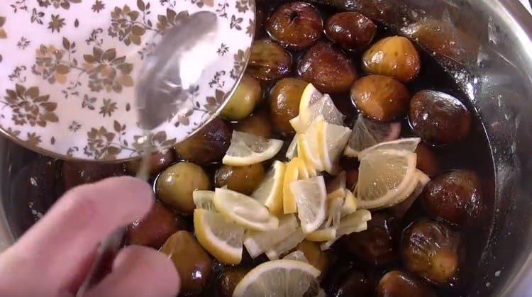 Ajoutez du citron à la confiture.