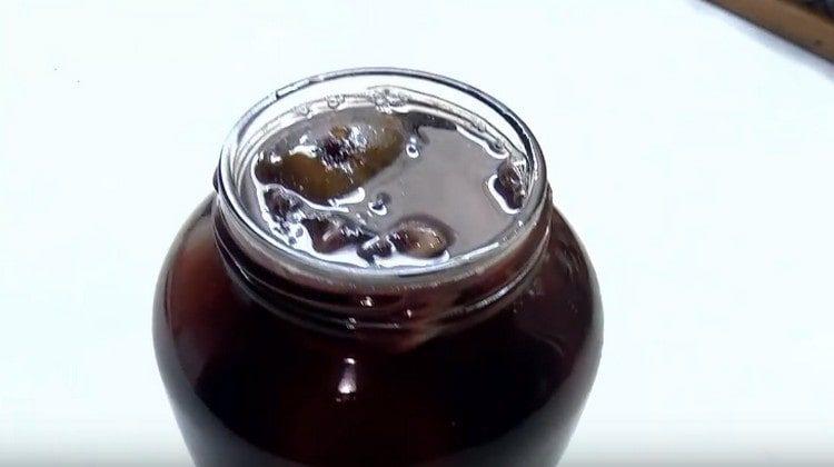 Fig jam made using this cooking recipe is well stored.