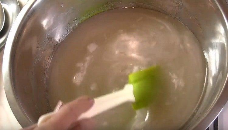 Cocine el jarabe hasta que el azúcar se disuelva por completo, recoja la espuma.