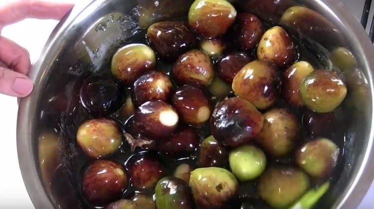 Bring the syrup to a boil and put figs in it.