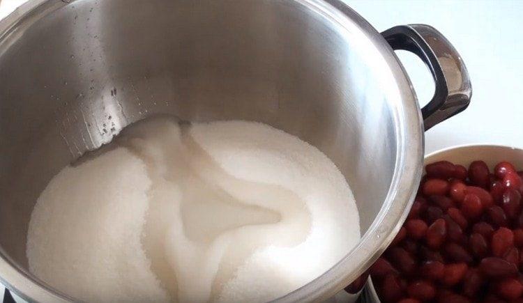 Versez le sucre dans une casserole, ajoutez de l'eau.