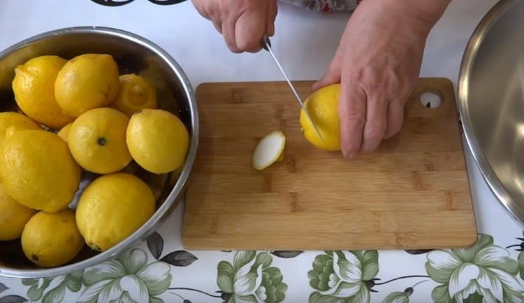Cut off the tops of lemons.