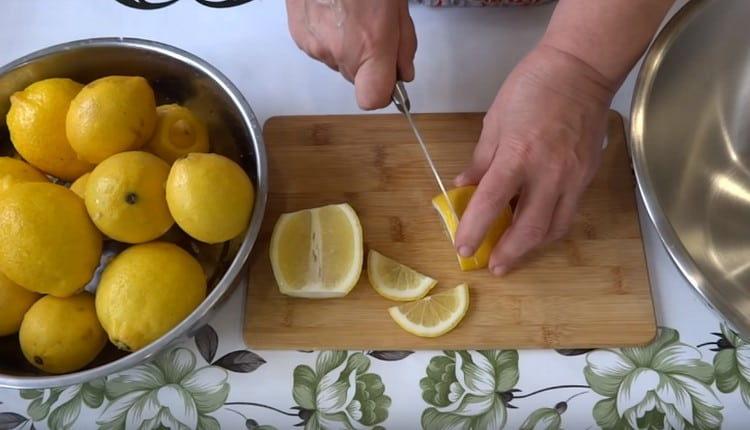 citroenen in plakjes snijden.