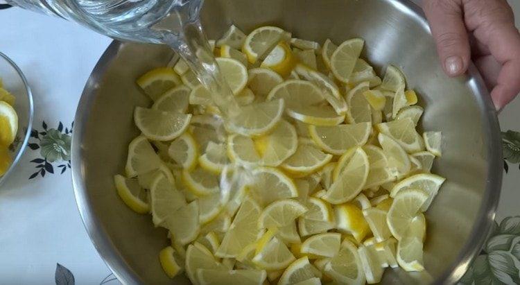 Doe de gesneden citroenen in een kom, vul met water.