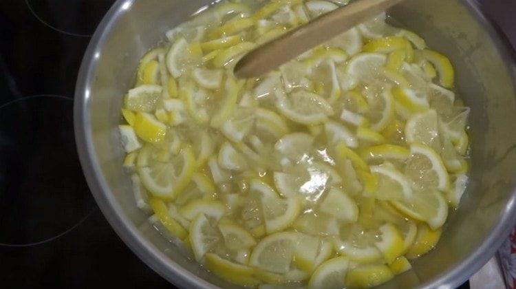 Hervir limones con refresco.
