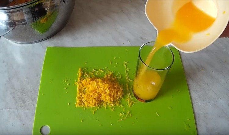 Squeeze the juice from the pulp of an orange.