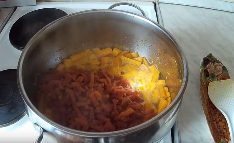 Cook the jam, add the dried apricots in it.