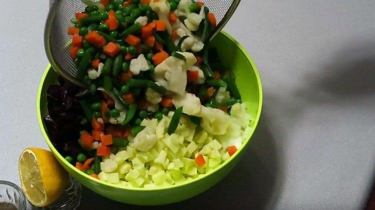 We shift the previously boiled vegetable mixture into the salad.