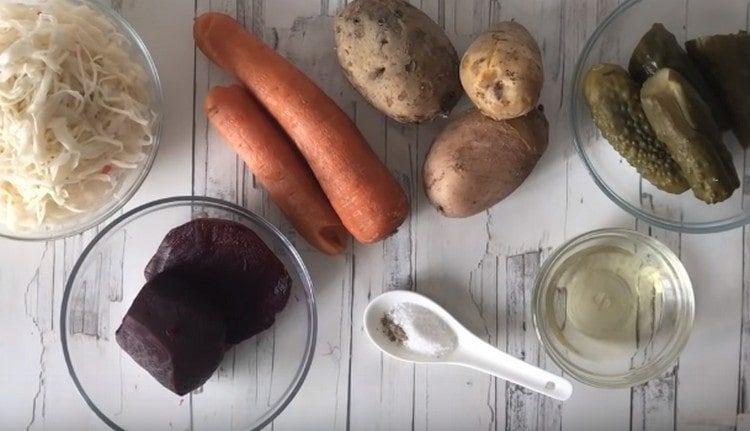 faire bouillir dans une veste pommes de terre, carottes et betteraves.