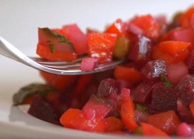 Une vinaigrette classique avec du hareng est l'une des meilleures options pour cette salade