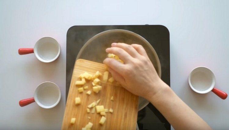Coupez les pommes de terre en dés et faites-les bouillir avec du vinaigre.