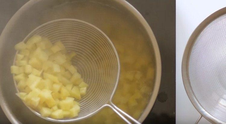 Throw the finished potatoes into a colander.