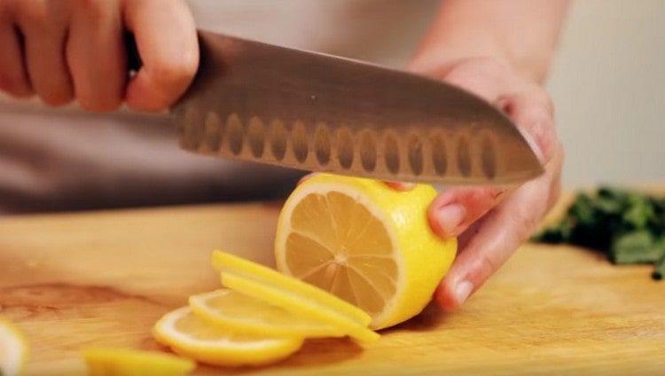 Couper le citron en fines tranches.