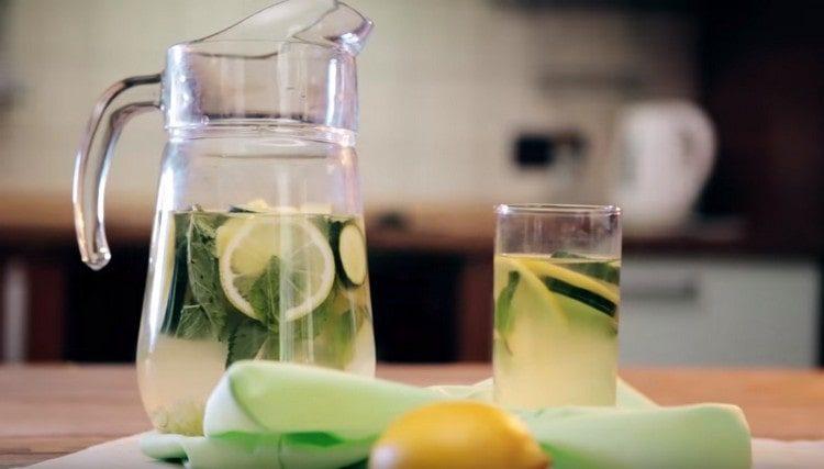 Avant l'utilisation, l'eau avec un concombre doit rester dans le réfrigérateur.