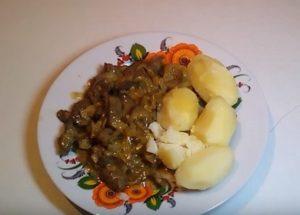 Tasty beef liver in sour cream with onions: cook according to the recipe with a photo.
