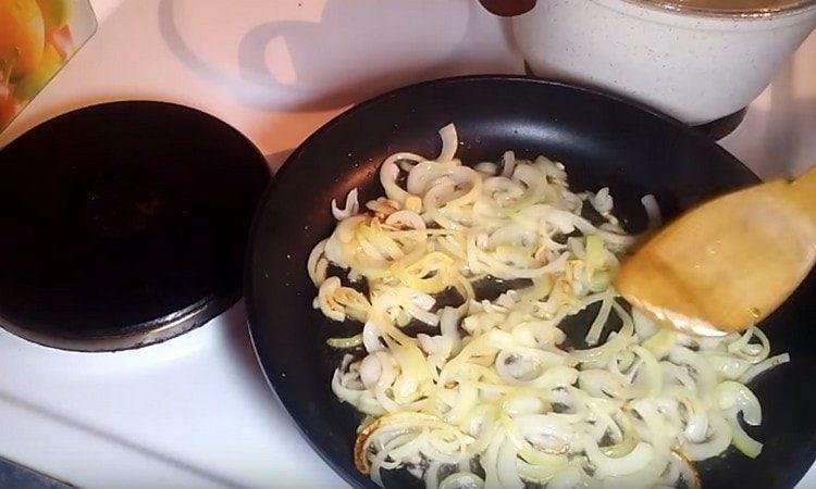 Faire frire l'oignon dans l'huile jusqu'à coloration dorée.