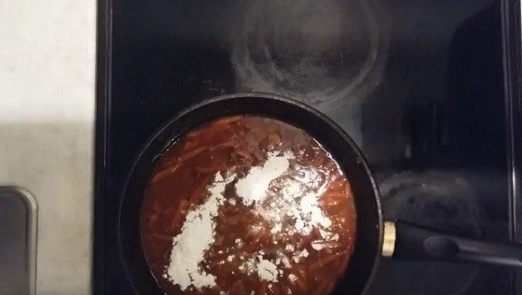 Para espesar la salsa, agréguele harina.