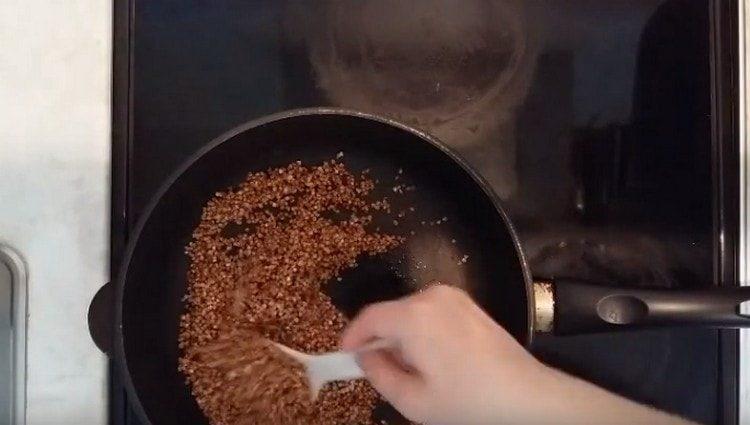Le sarrasin est d'abord frit dans une poêle.
