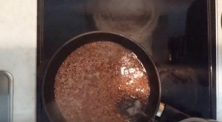 Agregue agua y cocine el trigo sarraceno hasta que esté cocido.