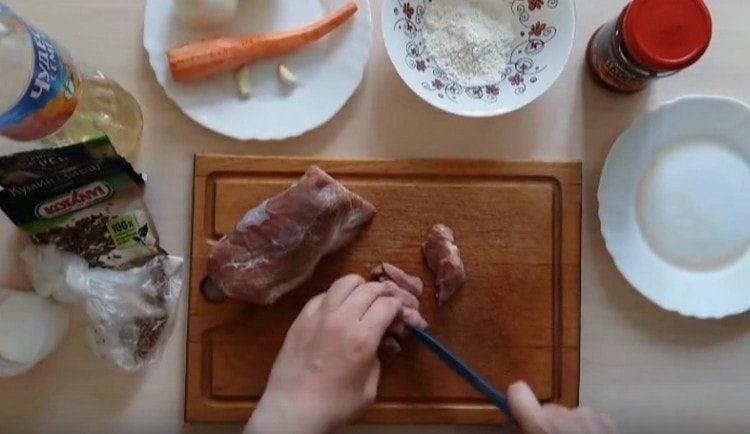 Cut the pork into slices.