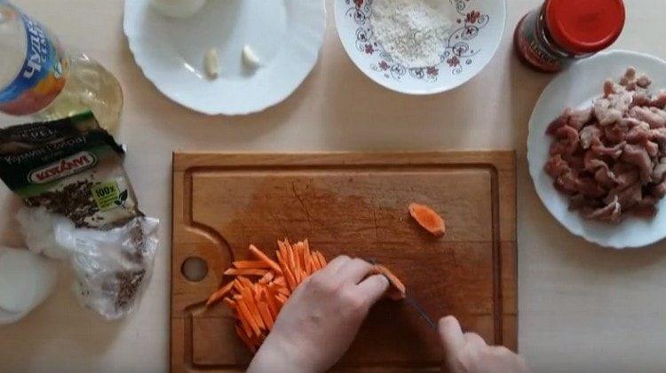 Las zanahorias se pueden cortar en tiras finas.